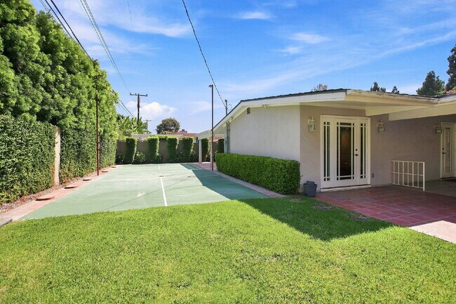 Building Photo - Coveted and Spacious Rossmoor 3-bed/2-bath Home with Expansive Entertainer’s Backyard