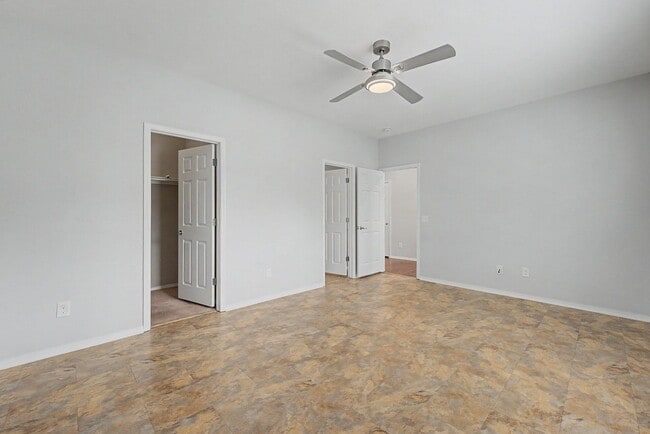 Building Photo - Beautiful 3 Bedroom Home with Hardwood, Tile & Spacious Kitchen