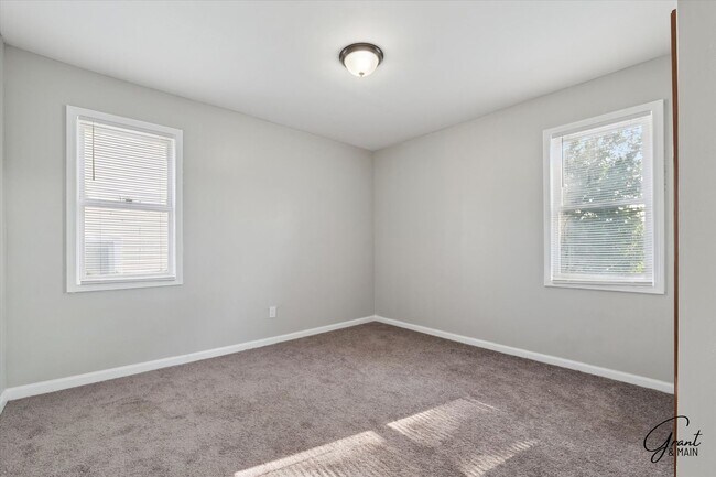 Building Photo - $1350 3 bedroom