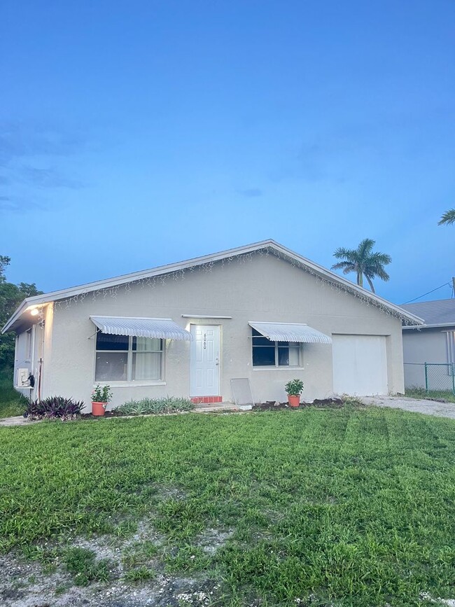 Building Photo - No HOA Fees!  Great location 4 bedroom hou...
