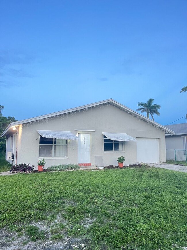 Building Photo - No HOA Fees!  Great location 4 bedroom house in Boca Raton!  Free Internet!