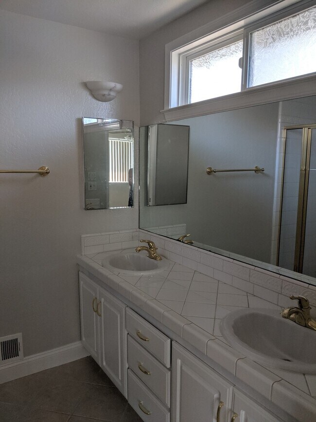 Building Photo - Beautiful Ground Level Front Unit with 2 C...