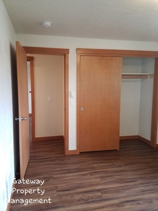Building Photo - 3 Bedroom in town with a view!