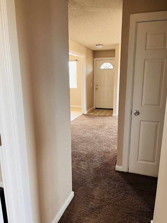 Building Photo - Charming 3-Bedroom with 2 Full Baths on th...