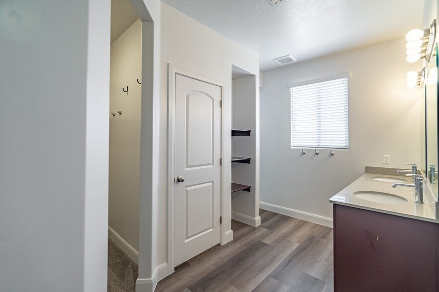 Building Photo - 3158 E Fuchsia Dr