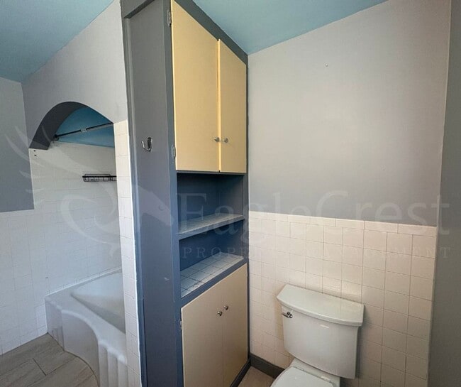Building Photo - Two Bedroom House with Bonus Room Located ...