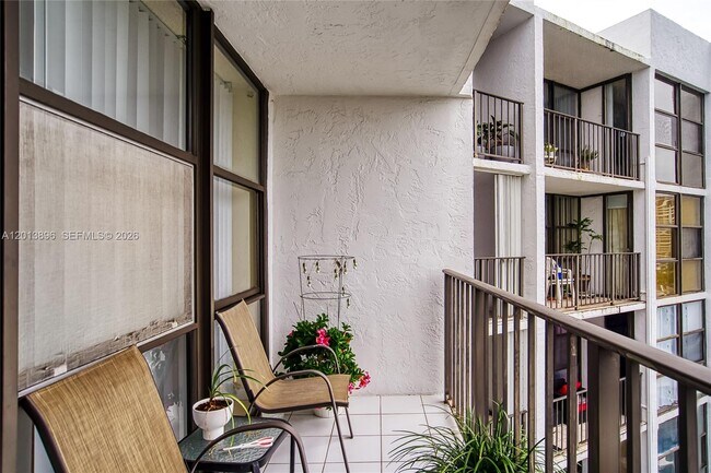 Building Photo - 800 Parkview Dr