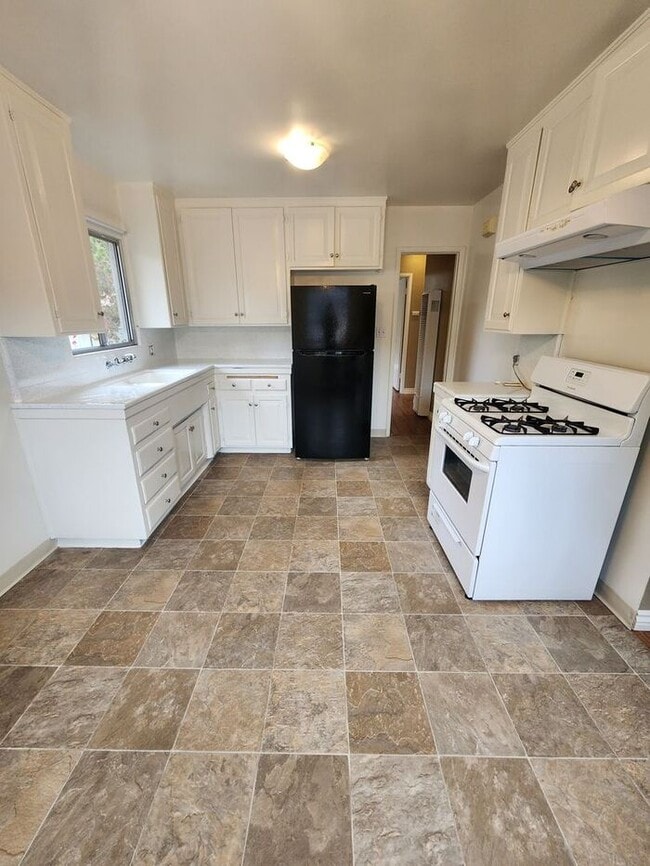 Building Photo - Spacious 2BR Duplex For Rent. Close to Sail Bay and only 6 Blocks to the Beach