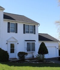 Building Photo - 3 Bedroom Townhouse in Stewartstown
