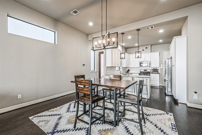 Building Photo - 5840 Darling St