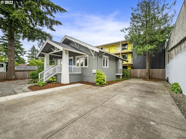 Building Photo - Fabulous Foster