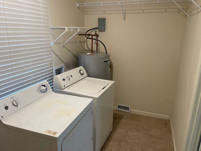 Building Photo - Large 3 bedroom, 2 bath Floral Park Home.