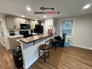 Building Photo - Renovated 2 Bedroom, 2 Bathroom on Campus! Available Now!