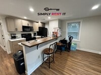 Building Photo - Renovated 2 Bedroom, 2 Bathroom on Campus! Available Jan. 1st!