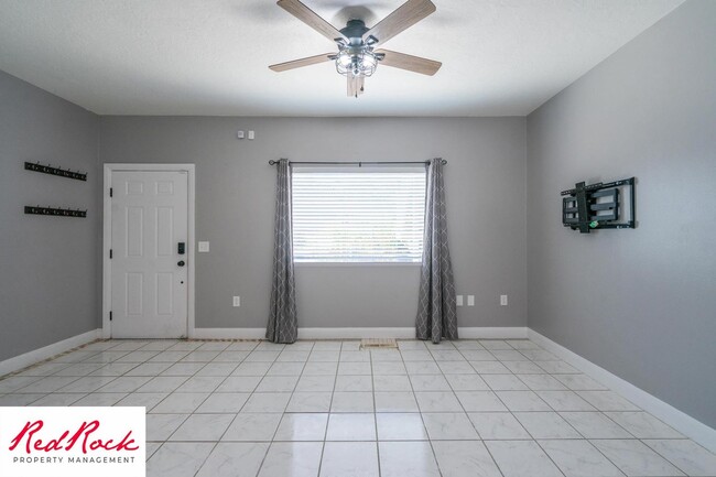 Building Photo - Lovely 2 Bedroom Condo. Pet Friendly!
