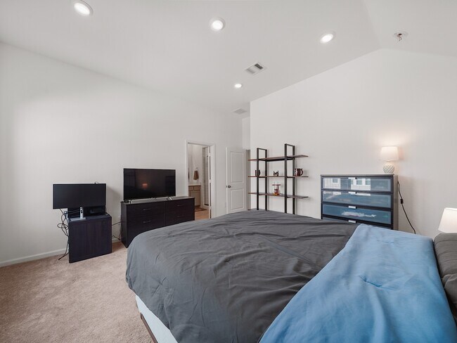 Building Photo - 674 Royal Arch Dr