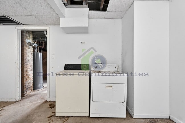 Building Photo - Beautiful Two Bedroom Lower Unit! Available NOW!!