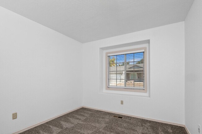Building Photo - Lovely 3 Bedroom 2 Bath, 1350 Square Foot ...