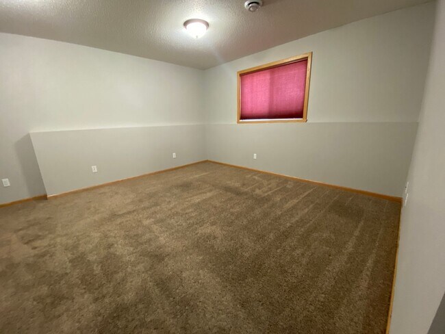 Building Photo - 3 Bedroom Twinhome near the New Sandford Hospital!!