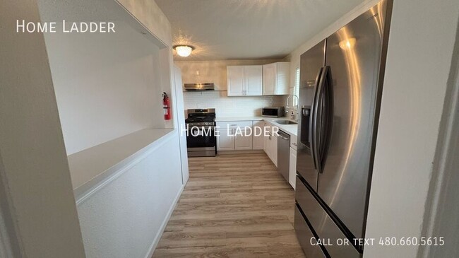 Building Photo - 842 N Las Palmas Dr