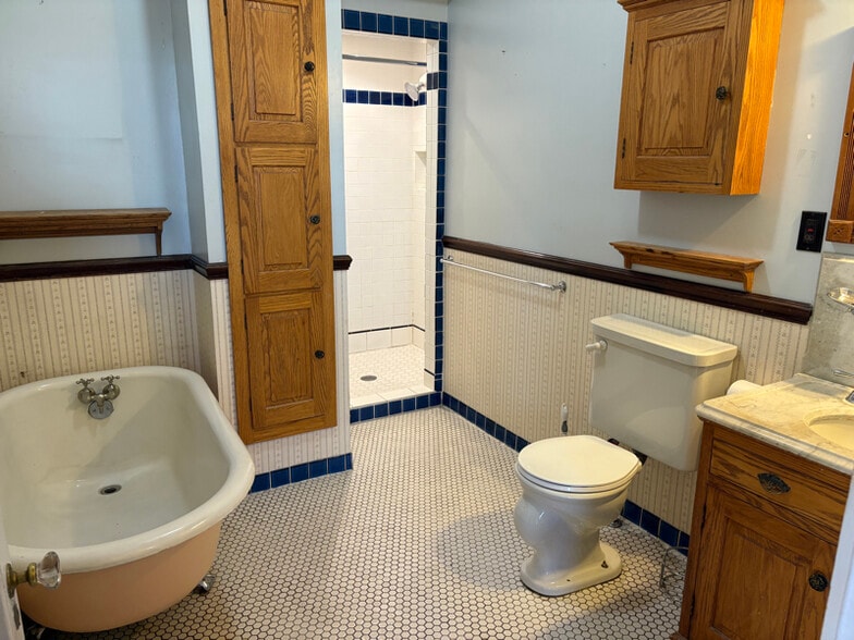 Building Photo - 414 N Benton Ave