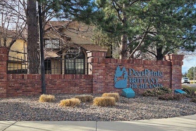 Building Photo - Bright Top-Floor Corner Condo on Powerline Trail – 1 Bed / 1 Bath