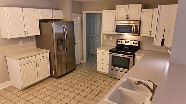 Building Photo - 698 Pepperbush Dr