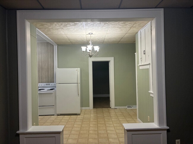 Building Photo - 305 E Meade Ct