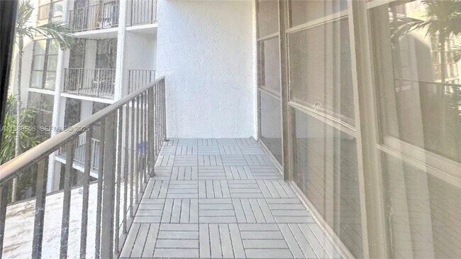 Building Photo - 800 Parkview Dr