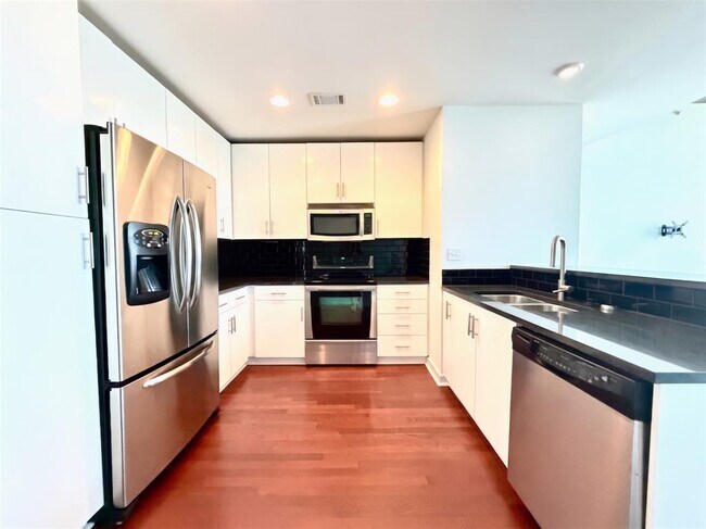 Building Photo - 360 Nueces St