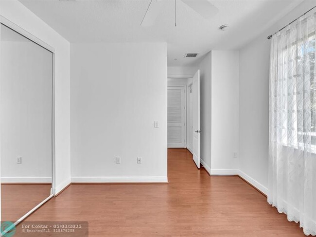 Building Photo - 563 NW 35th Pl