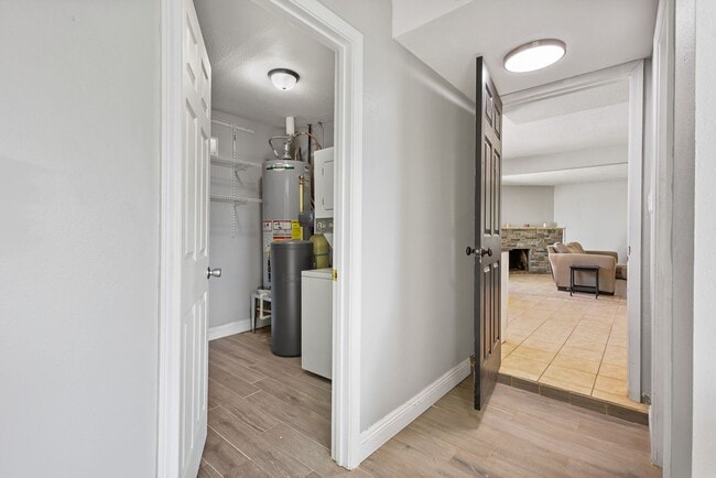 Building Photo - Roomy 3 Bedroom Home with a Fireplace