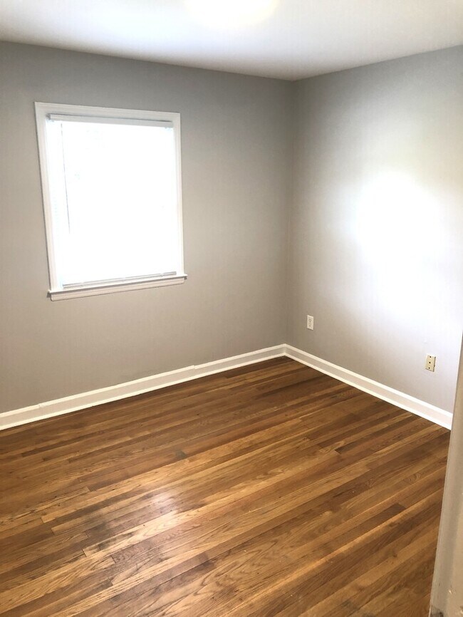 Building Photo - BIG House & BIG Fenced Yard. Plus Master S...