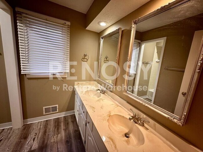 Building Photo - 5 Bedroom 3 Bathroom Single Family Home in Burnsville