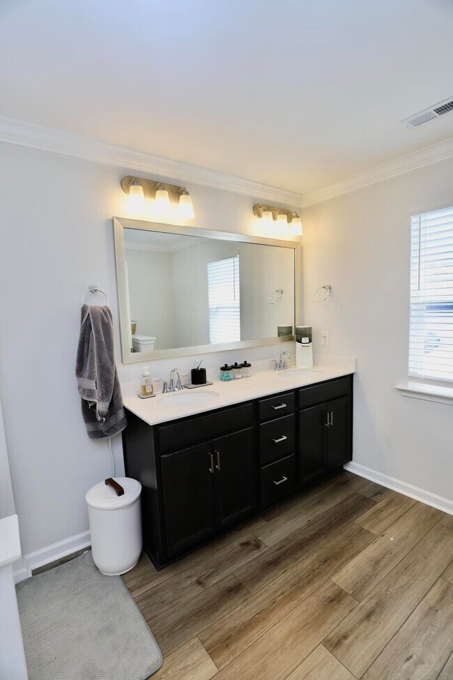 Building Photo - 1052 Ashcroft Cir