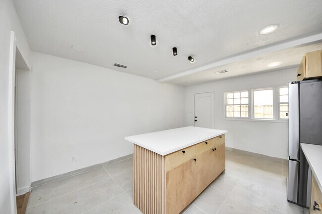 Building Photo - 3726 Las Palmas St