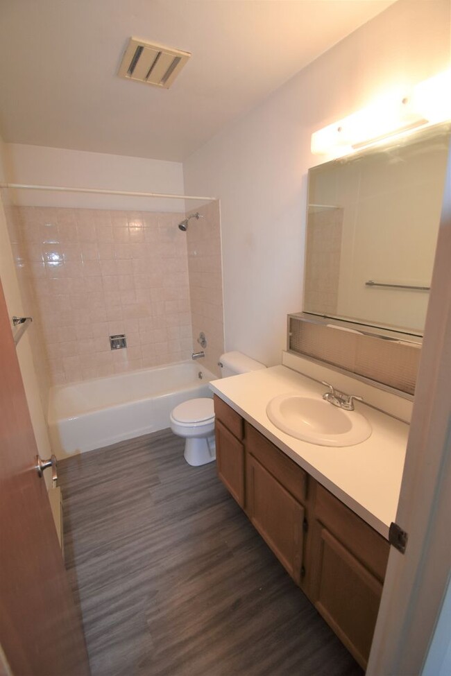 Building Photo - Top Floor Two Bedroom! Great Cental Location