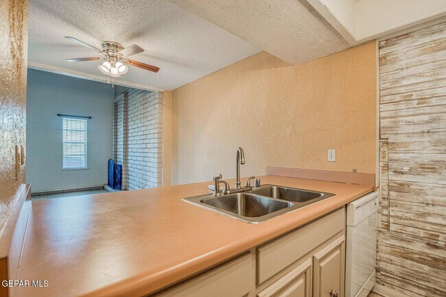 Building Photo - 6201 Escondido Dr
