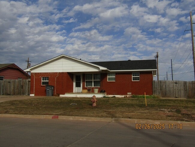 Building Photo - Very nice Home located in the Carrasland Area!