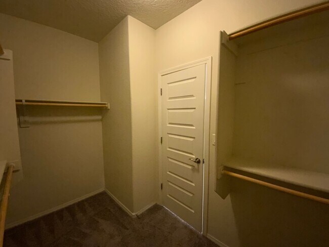 Building Photo - Beautiful 3 Bedroom Plus Office Recent Con...
