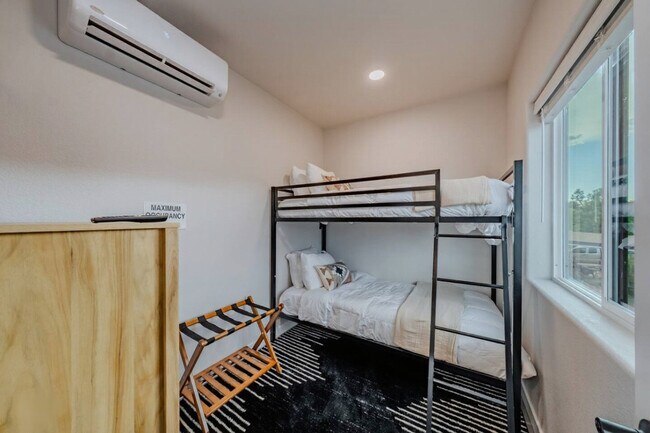 Building Photo - 736 W Rider Dr