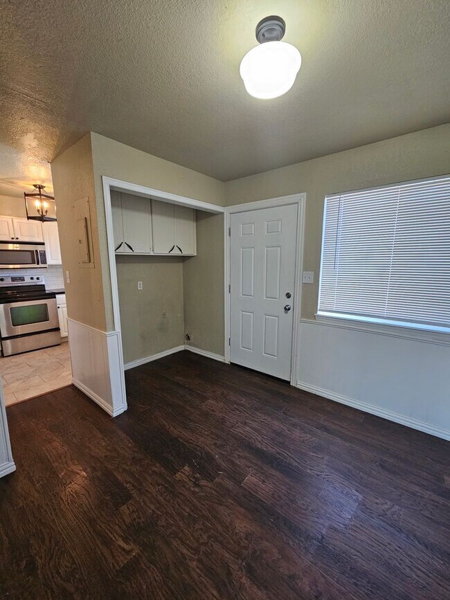 Building Photo - (2) Bed/2.5 (Bath)Townhome! Pool Access!