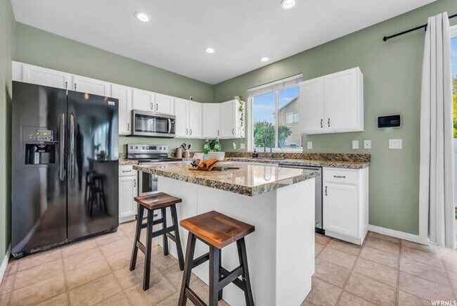 Building Photo - Large 4 Bedroom 3 Bathroom home!