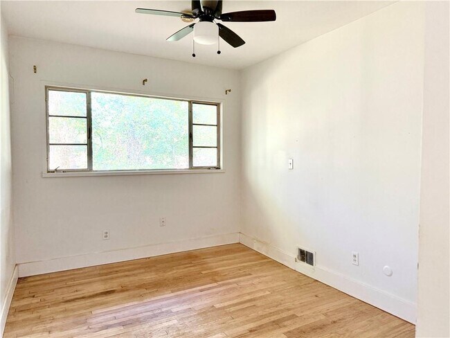 Building Photo - 2581 Farley St