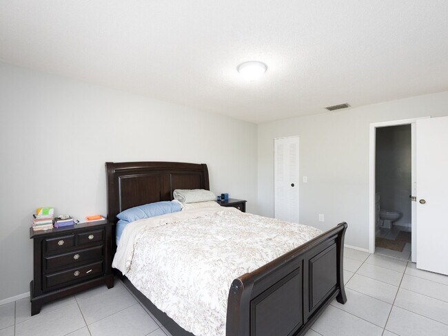 Building Photo - "Discover Serenity: Spacious 2-Bed, 2-Bath Condo in Vibrant Sarasota!"