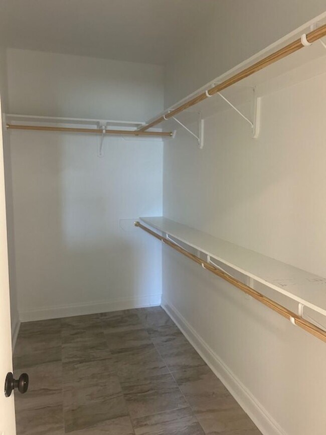 Building Photo - 6914 Summerset Dr