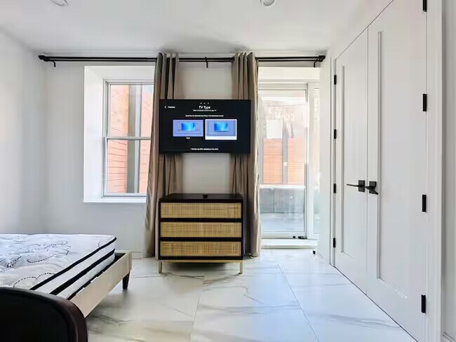 Building Photo - Furnished room/NOT APARTMENT