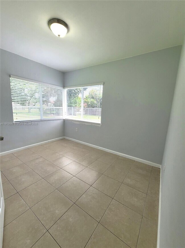 Building Photo - 8839 SW 28th St