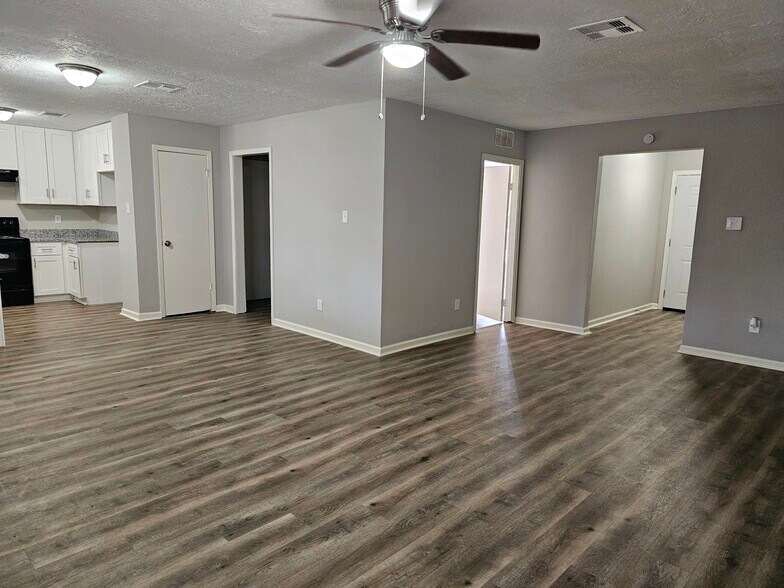 open concept - 9806 Thrush St