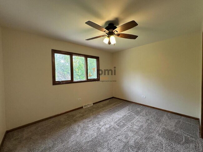 Building Photo - 334 Little John Dr